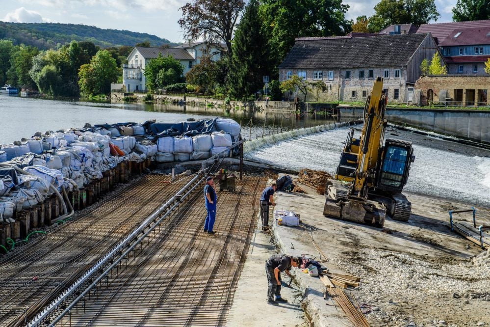 Imposante Baustelle inmitten der Saale: In Bad Kösen wird derzeit die alte Wehrkrone abgetragen, damit dort ein Schlauchwehr errichtet werden kann. Noch in diesem Jahr soll es in Betrieb gehen. Mehrere Reihen Sandsäcke halten den Fluss im Zaum.