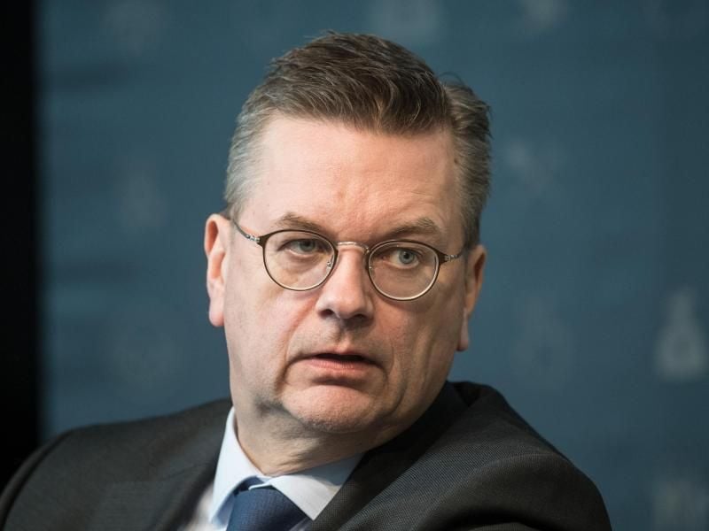 Reinhard Grindel steht wegen zusätzlicher Einkünfte in der Kritik. Foto: Bernd Thissen