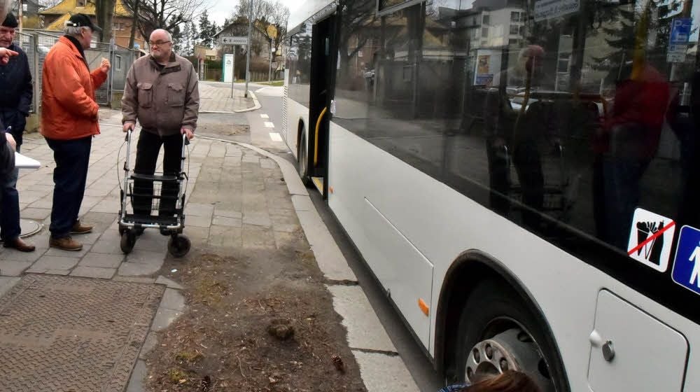 Vollkommen unzufrieden ist nicht nur Jens Robrahn (rechts) mit dem Zustand der Haltestelle am Krankenhaus. Als Stolperfalle gut zu sehen - der Baumstumpf. Über den kann jeder fallen. Leitsystem für Sehschwache? Fehlanzeige. Auf der Prioritätenliste steht die Haltestelle ganz oben.