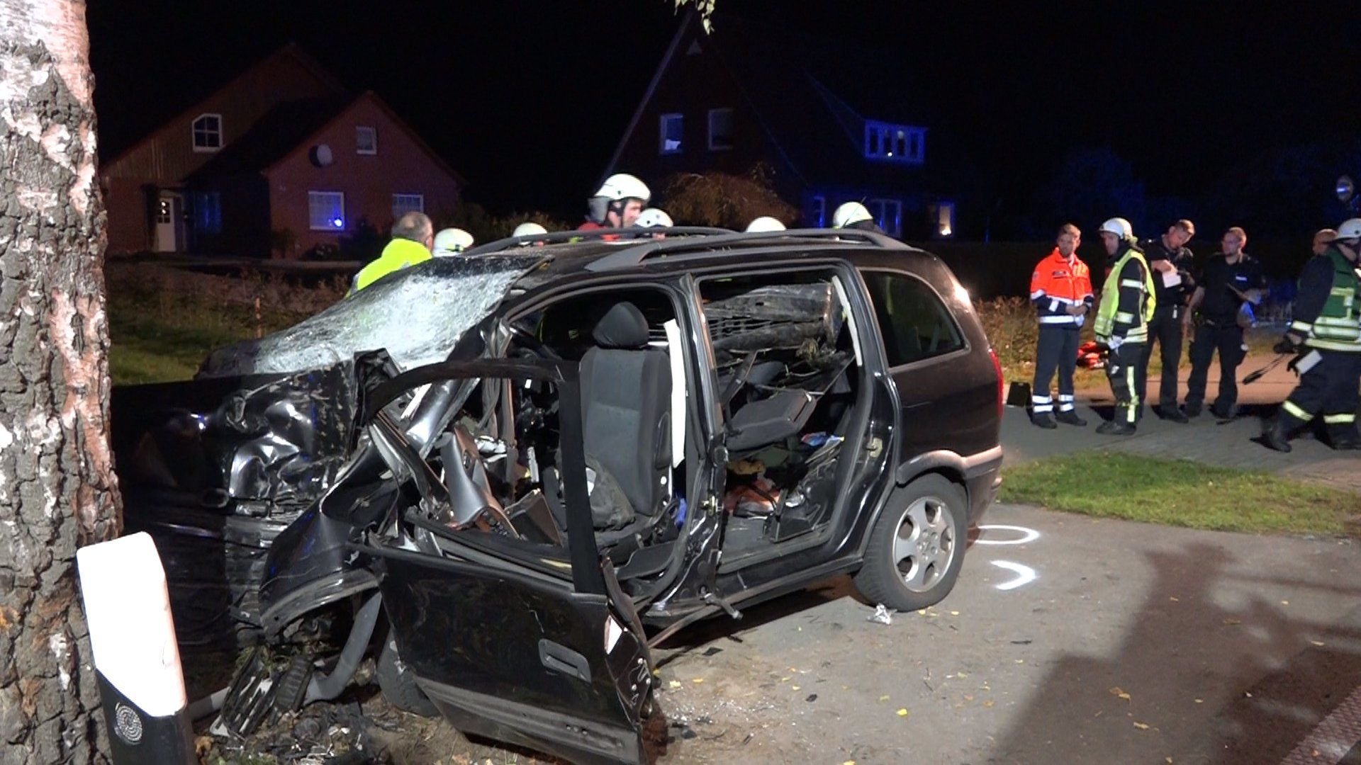 25.09.2020, Niedersachsen, Saterland: Einsatzkräfte der Feuerwehr und der Polizei stehen an einem Unfallort.