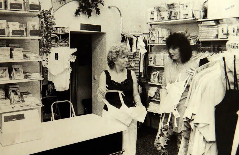 Ein Bild kurz nach der Eröffnung: Renate Greiner (l.) und Helga Wachholz