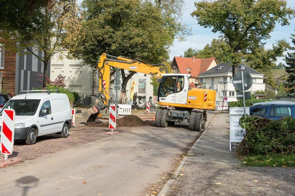 Bagger und andere Baufahrzeuge müssen sich mit den Autos arrangieren.