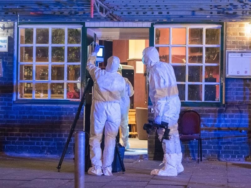 Mitarbeiter der Kriminaltechnik untersuchen einen Tatort in Hamburg. Foto: Daniel Bockwoldt