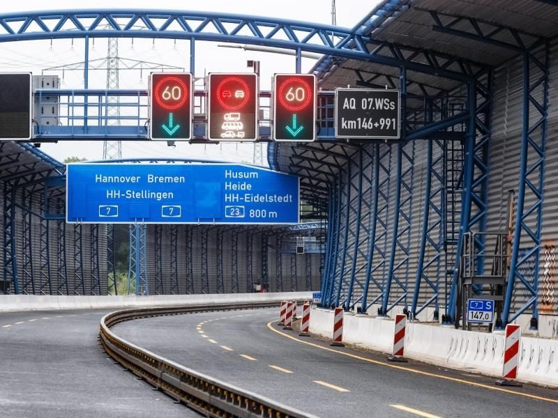Schallschutzwände sind hinter der erste Röhre des Lärmschutzdeckels Schnelsen an der A7 in Richtung Süden zu sehen. Foto: Markus Scholz/Archiv
