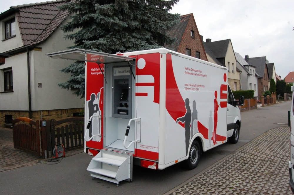 So sieht er aus, der neue mobile Geldautomat der Kreissparkasse Anhalt-Bitterfeld.