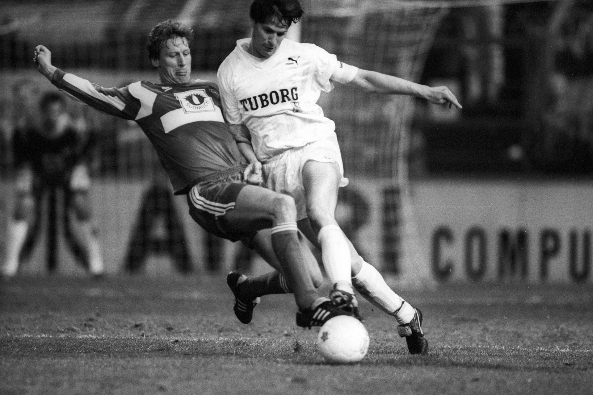 Hans-Jörg Criens im Duell mit Guido Buchwald (l.).