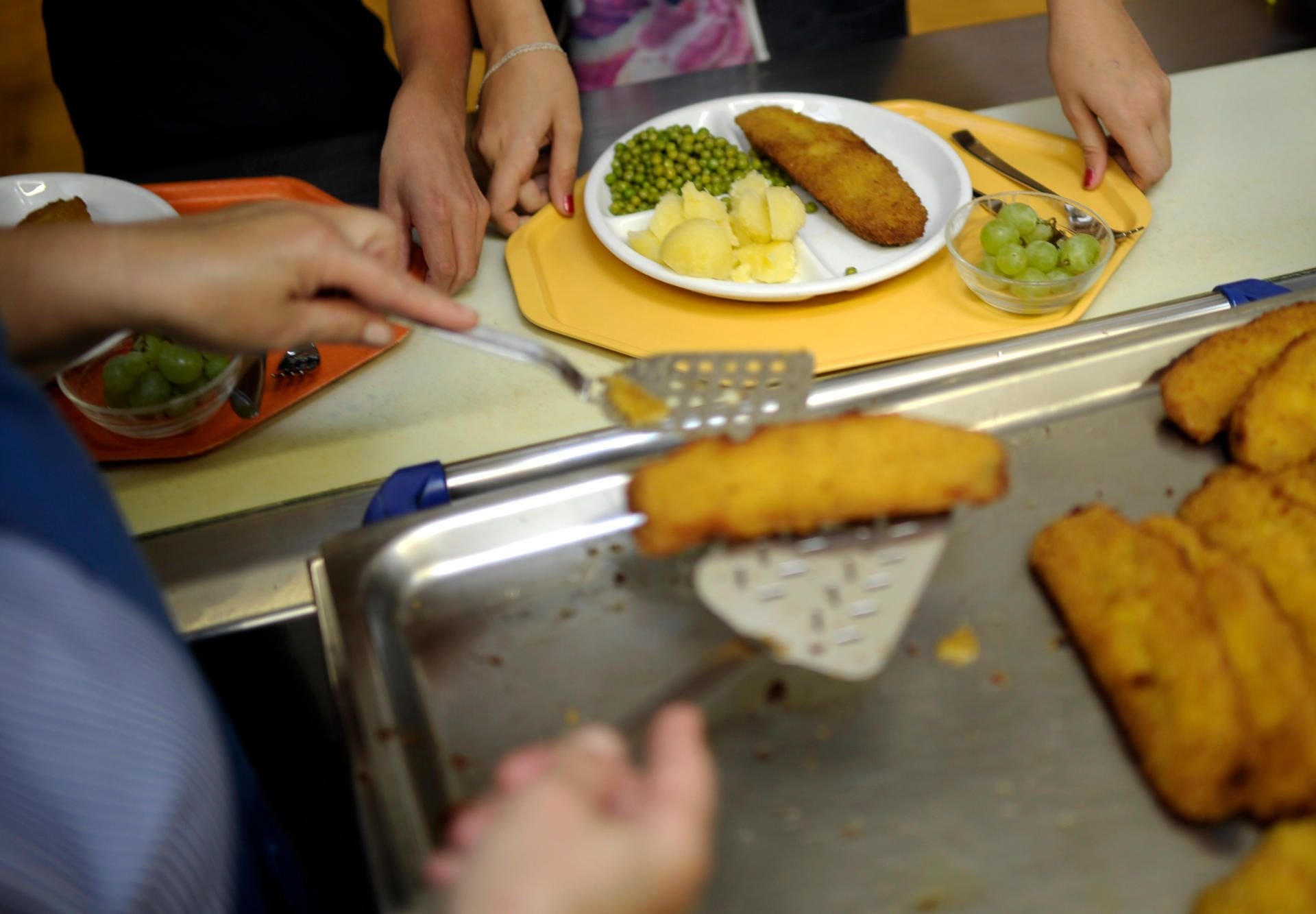 Schulessen fehlt es häufig an Vitaminen. Denn die lebenswichtigen Nährstoffe schaffen es manchmal erst gar nicht bis auf den Teller.