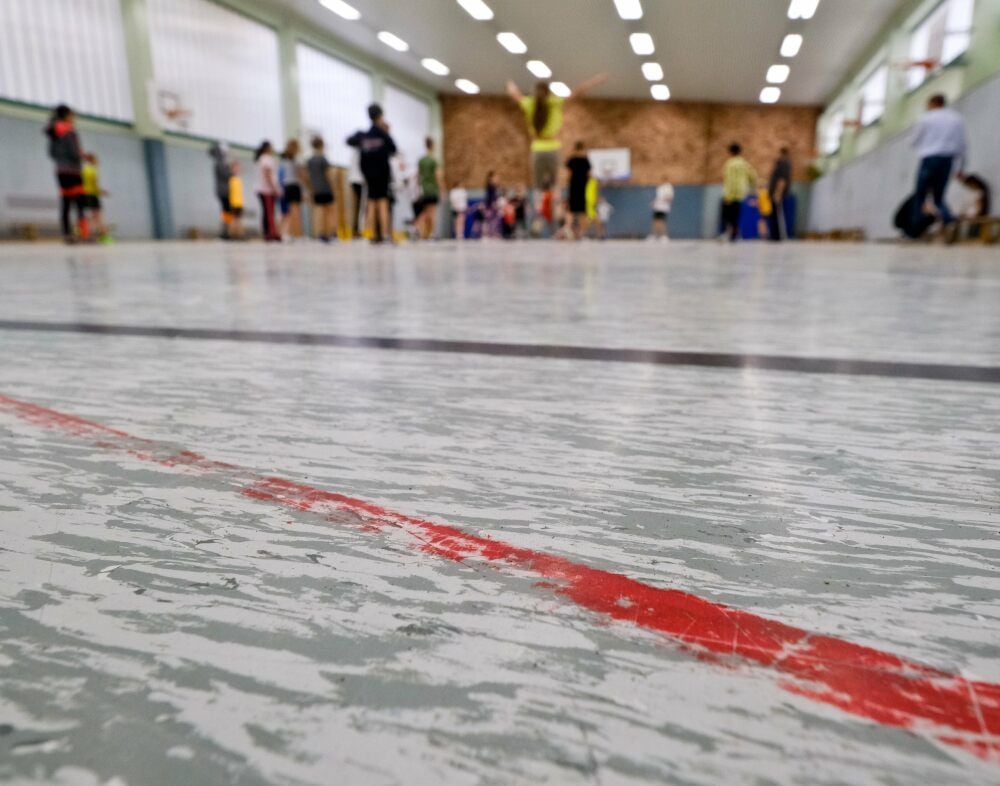 Im Inneren der Turnhalle des Christian-Wolff-Gymnasiums zeigen sich die Abnutzungserscheinungen unter anderem am Hallenboden.