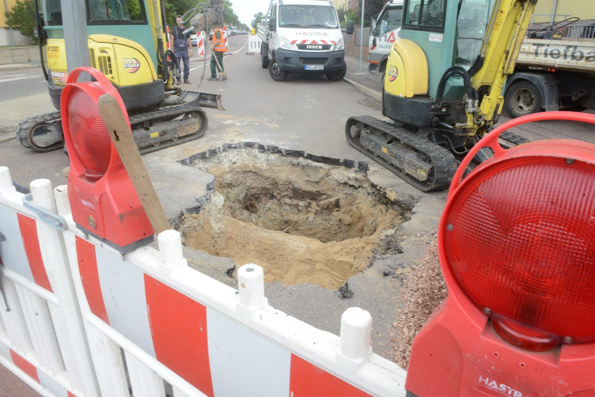 Im Kreuzungsbereich der Pestalozzistraße in Halle ist ein Stück der Straße abgesackt.