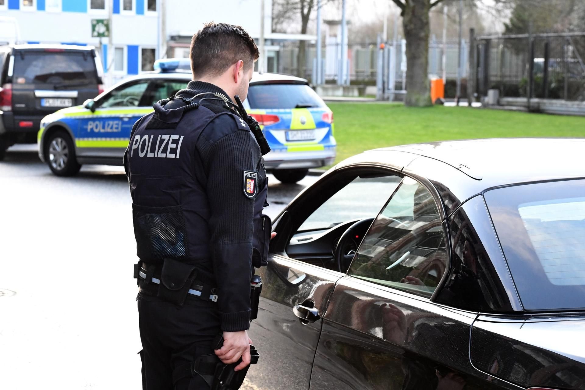 Auch in Sachsen-Anhalt kontrolliert die Polizei die Einhaltung der Corona-Ausgangsbeschränkungen (Symbolbild).