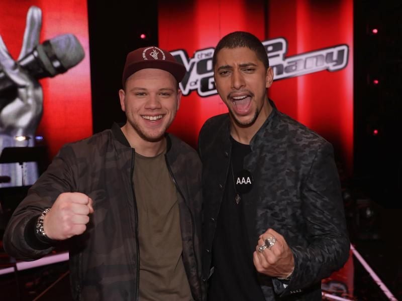 Der Sänger Tay Schmedtmann (l) aus dem Team von Andreas Bourani (r) gewinnt das Finale der Sat.1-Castingshow „The Voice of Germany”. Foto: Jörg Carstensen