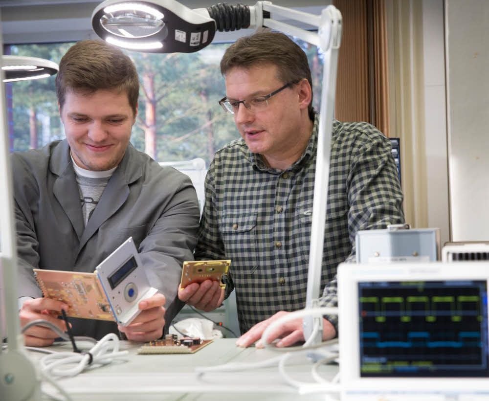 Seit 13 Jahren ist Thomas Schwager (rechts) ein kompetenter Ansprechpartner für die Jugendlichen der Ausbildungswerkstatt Holzdorf.