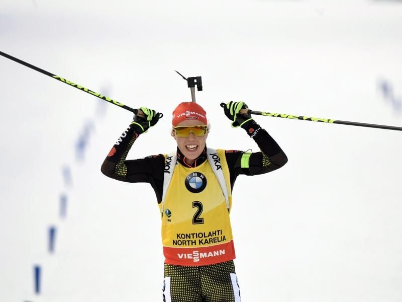 Laura Dahlmeier jubelt beim Zieleinlauf über ihren Sieg. Foto: Heikki Saukkomaa
