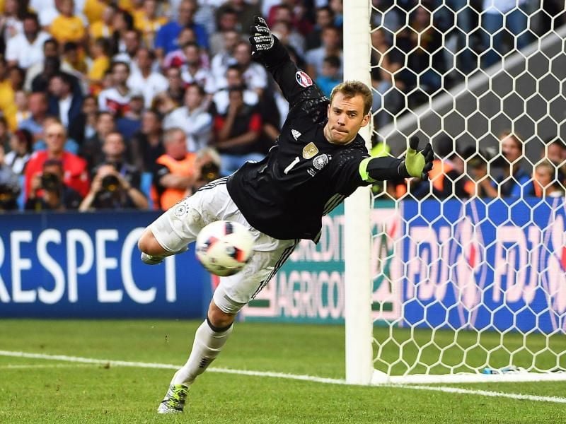Manuel Neuer steht im Pokalfinale wohl wieder im Bayern-Kader. Foto: Filip Singer/EPA