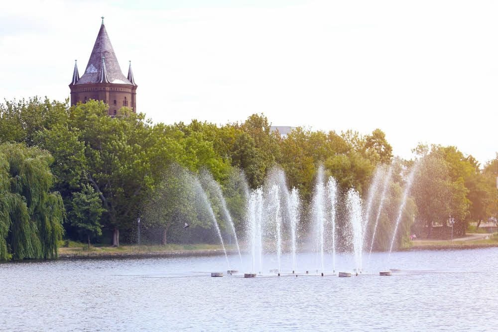Die Fontäne auf dem Teich darf pro Stunde nur fünf Minuten sprudeln.