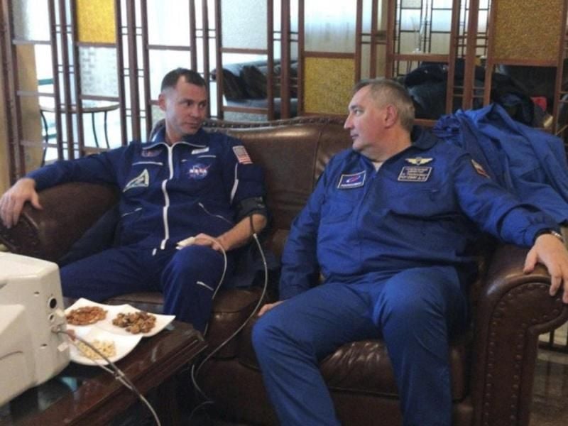 Der US-Astronaut Nick Hague (l) und Dmitri Rogosin, Leiter der russischen Raumfahrtorganisation Roskosmos, nach der Notlandung der Sojus-Kapsel in Schesqasghan (Kasachstan). Foto: Uncredited