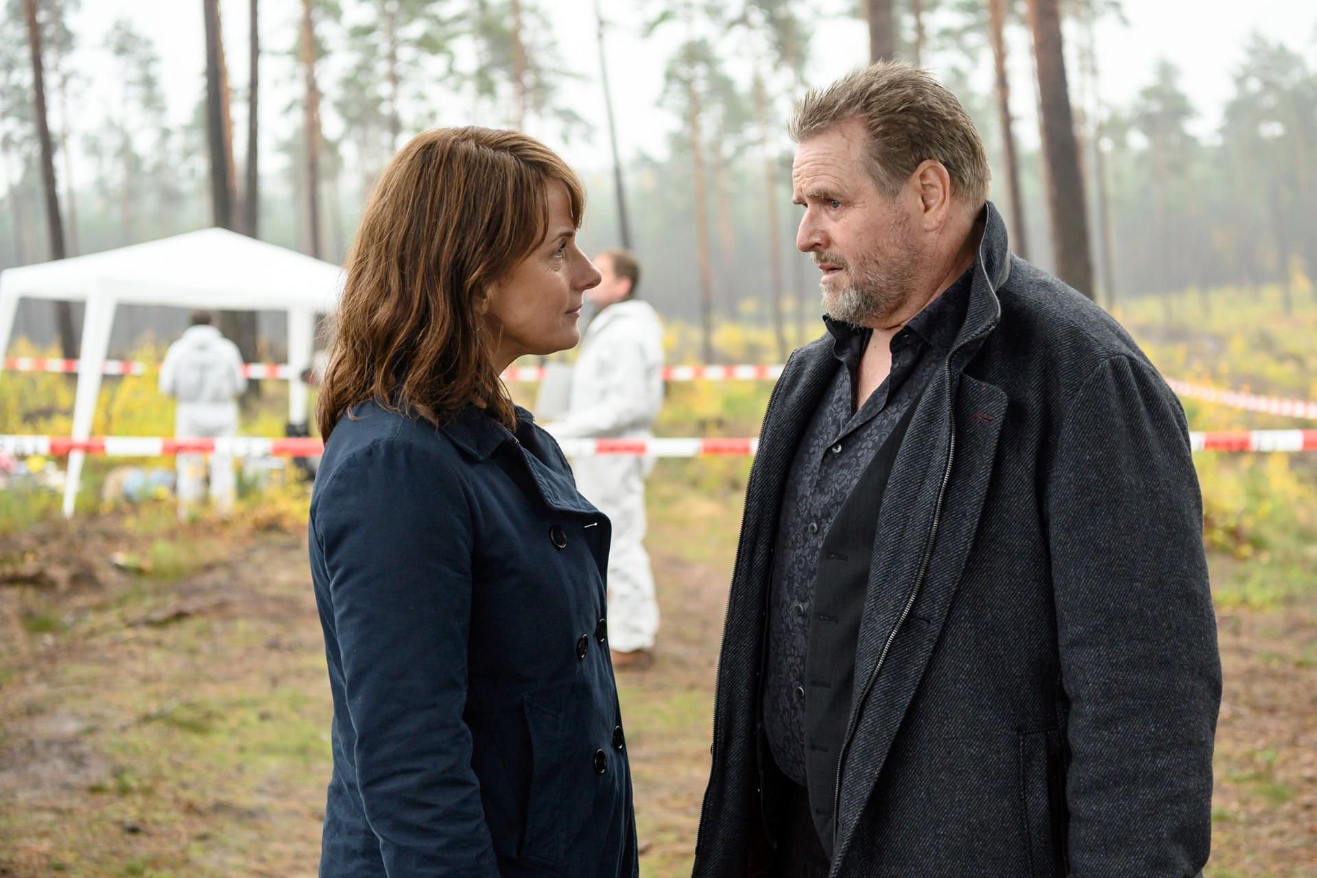 Lemp (Felix Vörtler) erscheint geschockt am Tatort und erfährt von Brasch (Claudia Michelsen) von dem Mord an Jessica.