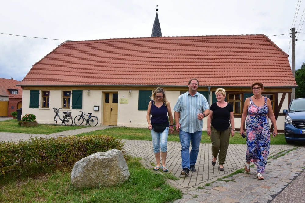 Neben Ortsbürgermeisterin Karola Böhme sind beim Rundgang auch die Ortschaftsratsmitglieder Silke Meier, Andreas Forderer und Kerstin Glienicke dabei (v.r.n.l.). Treffpunkt war am Mittwoch das Bürgerhaus in Sollnitz.
