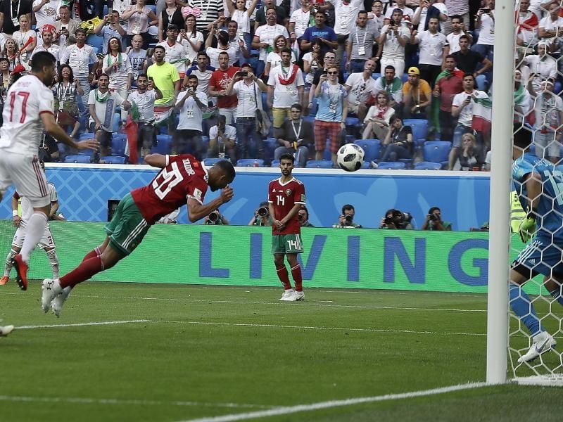 Marokkos Aziz Bouhaddouz (M) erzielt das Eigentor gegen seinen Torwart Munir (r), ds zum 1:0-Sieg der Iraner führt. Foto: Themba Hadebe/AP