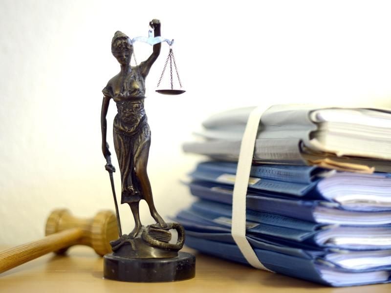 Eine modellhafte Nachbildung der Justitia. Foto: Volker Hartmann/Archiv