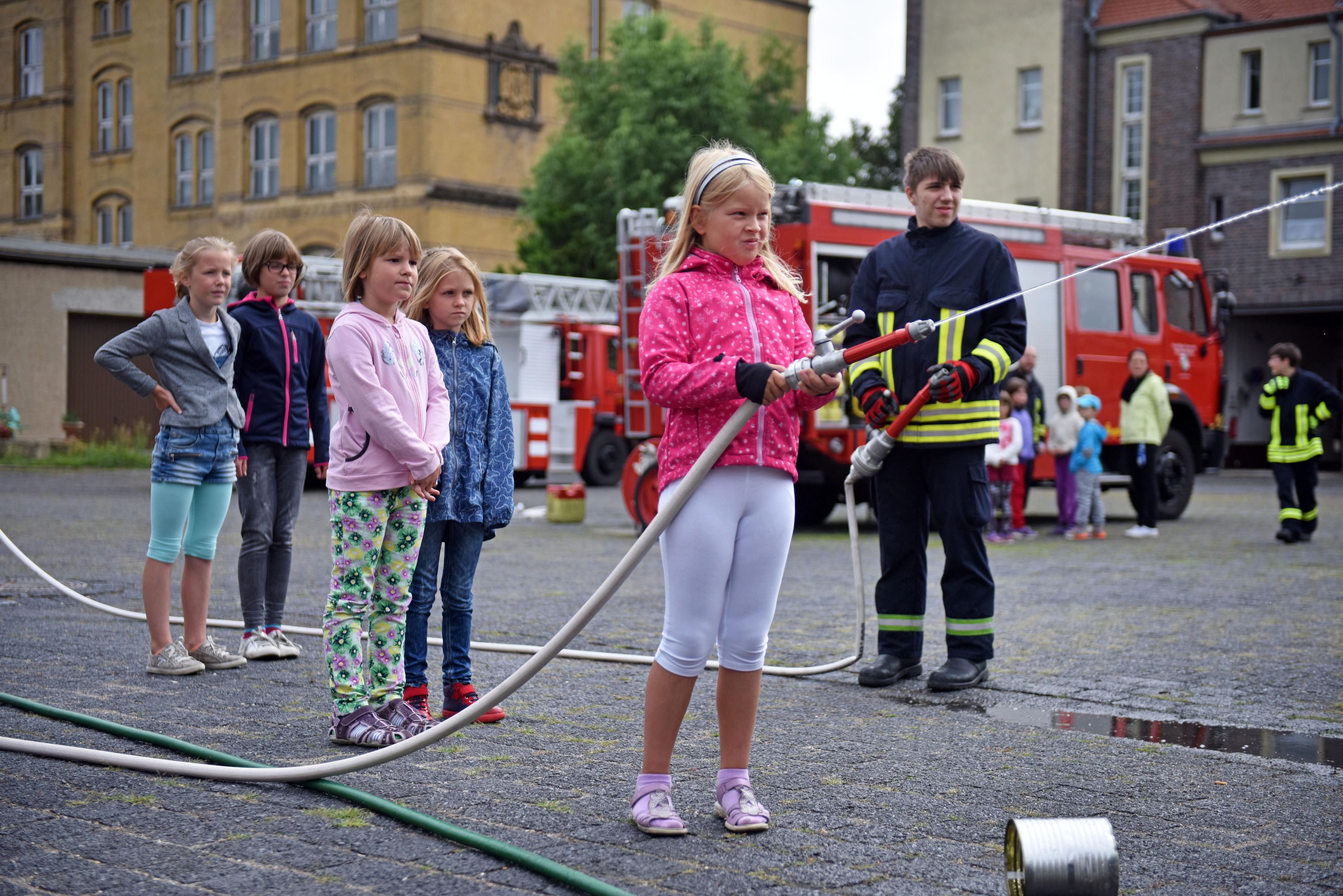 Die Kinder- und Jugendfeuerwehren aus Bitterfeld, Greppin und Holzweißig haben eine Wette abgeschlossen.