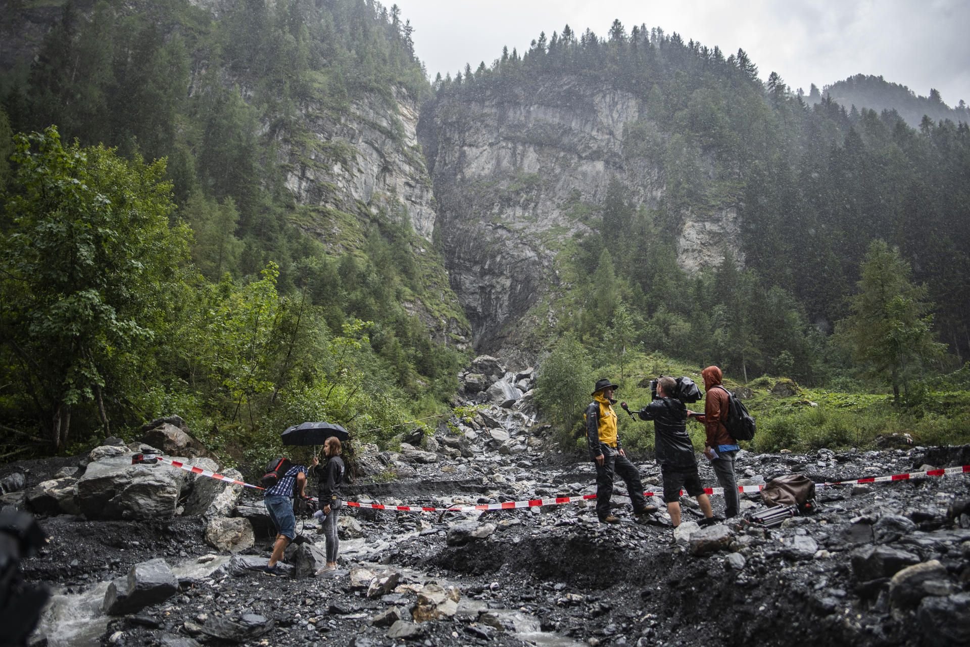 Ein Mann wird vor der Parlitobel-Schlucht, in der sich gestern Abend der Unfall ereignete, interviewt. Drei Männer wurden tot in der Schlucht im Kanton St. Gallen entdeckt, ein vierter galt gilt noch als vermisst.