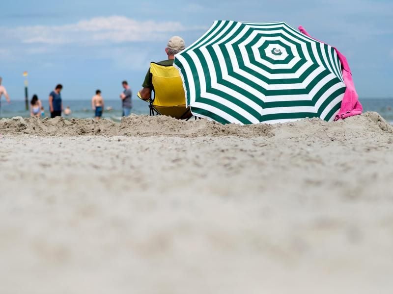 Einer Studie nach geht jeder zweite Beschäftigte in der Privatwirtschaft beim Urlaubsgeld leer aus. Foto: Hauke-Christian Dittrich/dpa