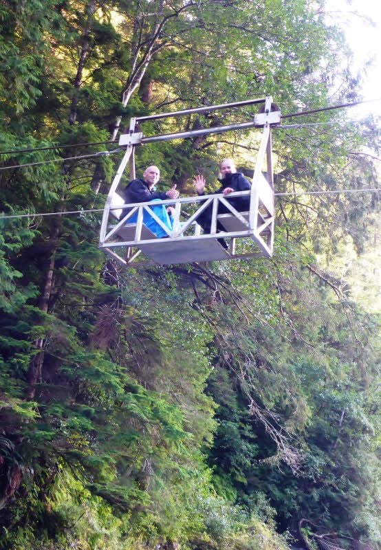 Diese Seilbahn muss von jemandem per Hand bedient werden.