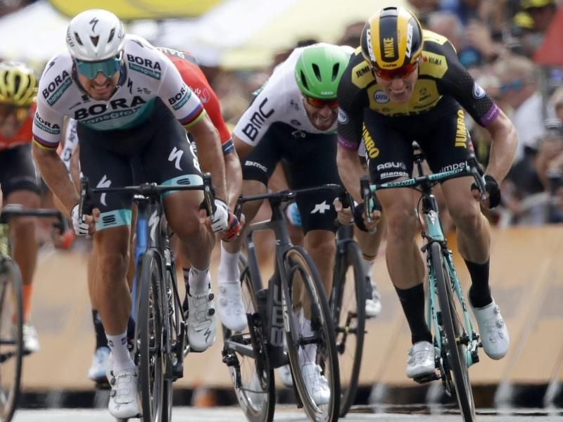 Mike Teunissen (r) gewinnt mit hauchdünnem Vorsprung vor Peter Sagan den Tour-Auftakt in Brüssel. Foto: Christophe Ena/AP