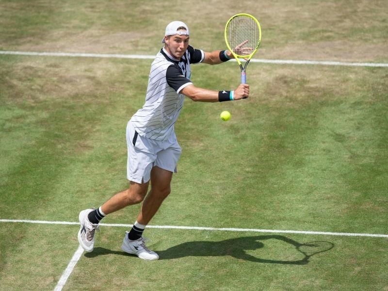 Tennis-Spieler Jan-Lennard Struff verliert gegen Karen Chatschanow in Halle. Foto: Silas Stein