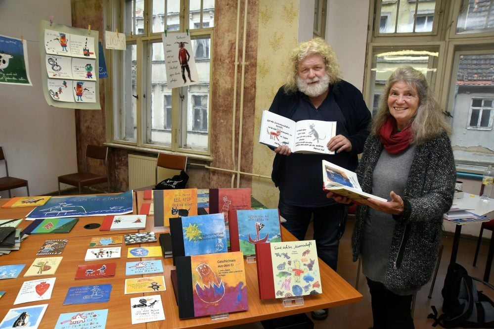 Ralph-Uwe Lange und Christiane Neuhofer zeigen im Kunsthaus, wie Werke von „Buchkindern“ am Ende aussehen.