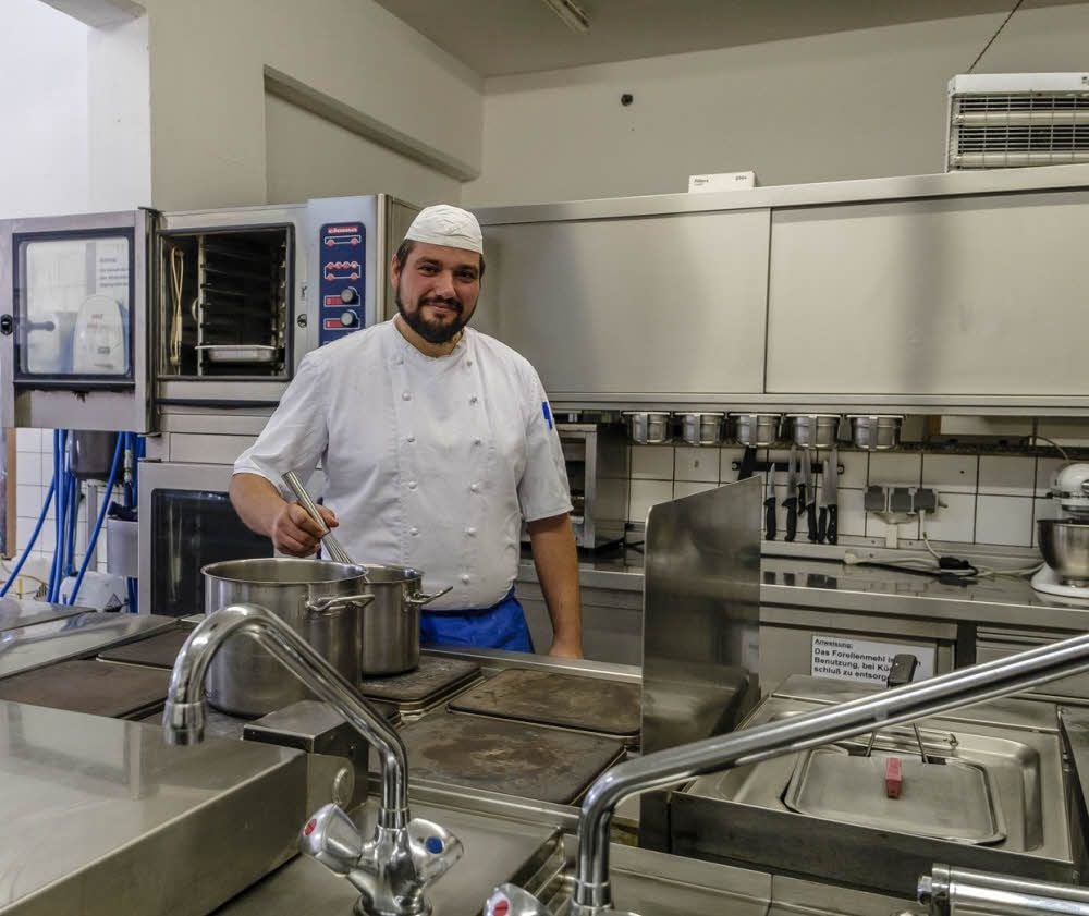 Michael Hackbarth in der Küche des Kartoffel-Gasthauses von Cobbelsdorf. Nach einem Kabelbrand musste der Betrieb eingeschränkt werden, inzwischen geht es (fast) wieder weiter wie gewohnt.