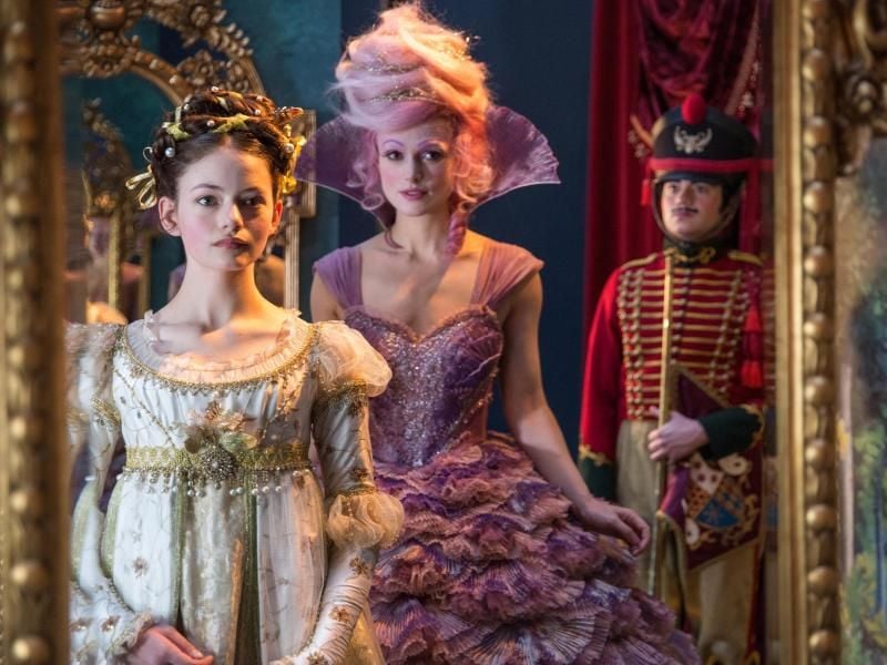 Mackenzie Foy als Clara (l) und Keira Knightley als Zuckerfee in „Der Nussknacker und die vier Reiche”. Foto: Laurie Sparham/UNIT/Walt Disney Germany