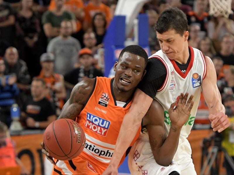 Ulms Javonte Green (l) versucht an Vladimir Lucic vom Meister FC Bayern München vorbeizukommen. Foto: Stefan Puchner
