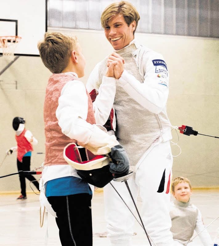 Peter Joppich hatte viel Spaß mit dem Nachwuchs. Und Halles Fechttalente - hier Tim Rösner - genossen das Training mit dem Star.