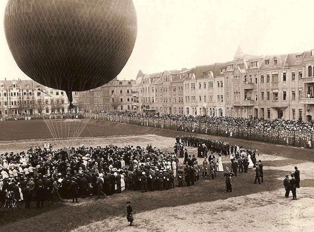 Die historische Aufnahme vom 17. April 1910 zeigt den Ballonplatz am Dessauer Gasviertel. Tausende verfolgten das Spektakel.