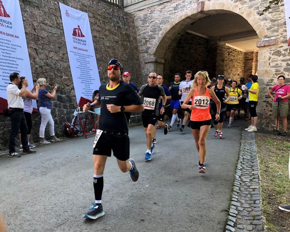 Als erstes gehen beim dritten Stolberger Schlosslauf die Starter für den erstmals angesetzten Halbmarathon auf die Strecke.