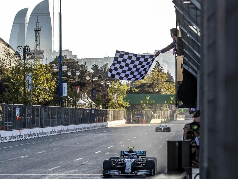 Valtteri Bottas holt sich beim Großen Preis von Aserbaidschan seinen zweiten Saisonsieg. Foto: Srdjan Suki/EPA POOL/AP/dpa