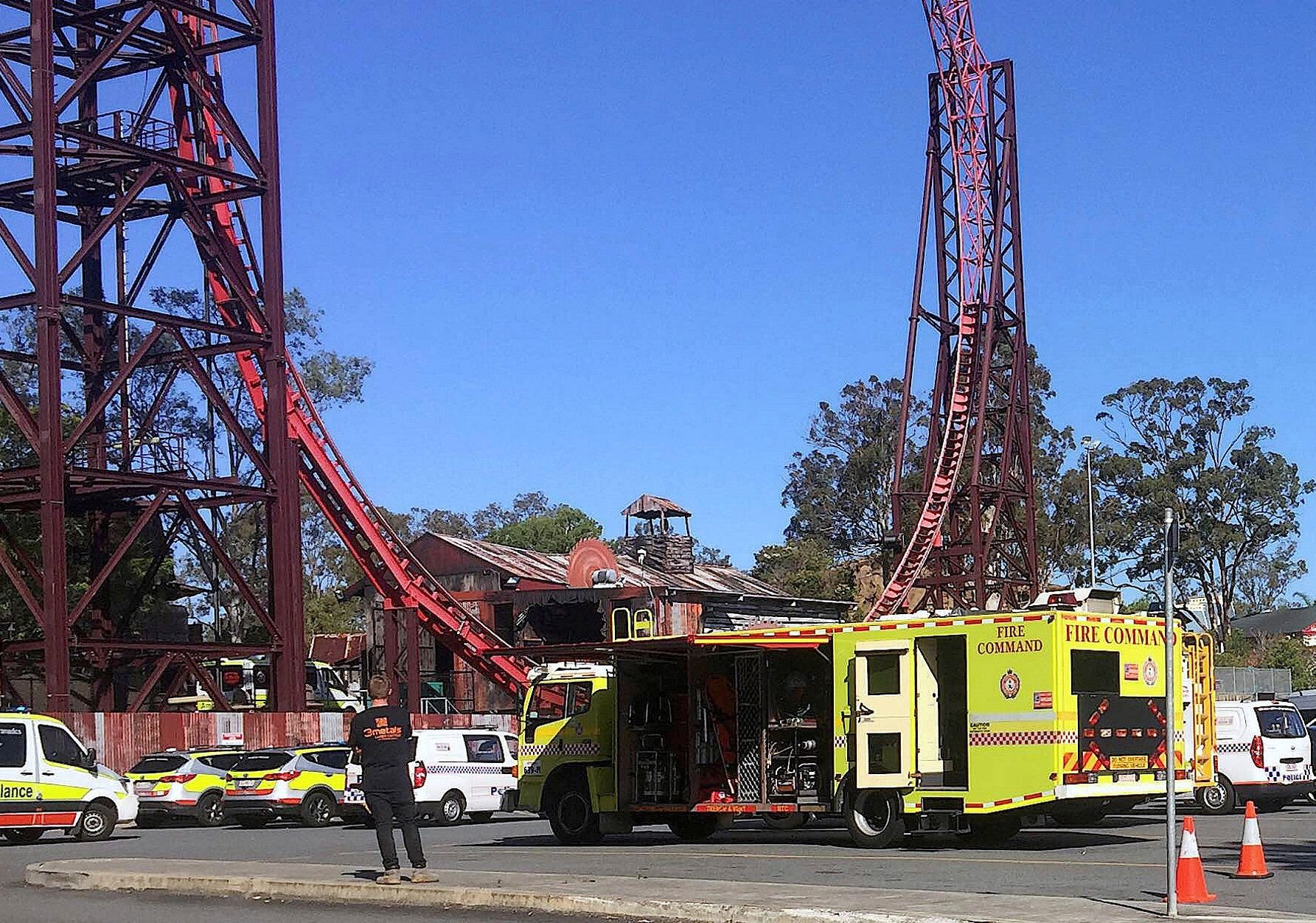 Rettungskräfte warten nach dem tragischen Unfall außerhalb des Geländes vom Dreamworld Vergnügungspark an der autralischen Nordostküste.
