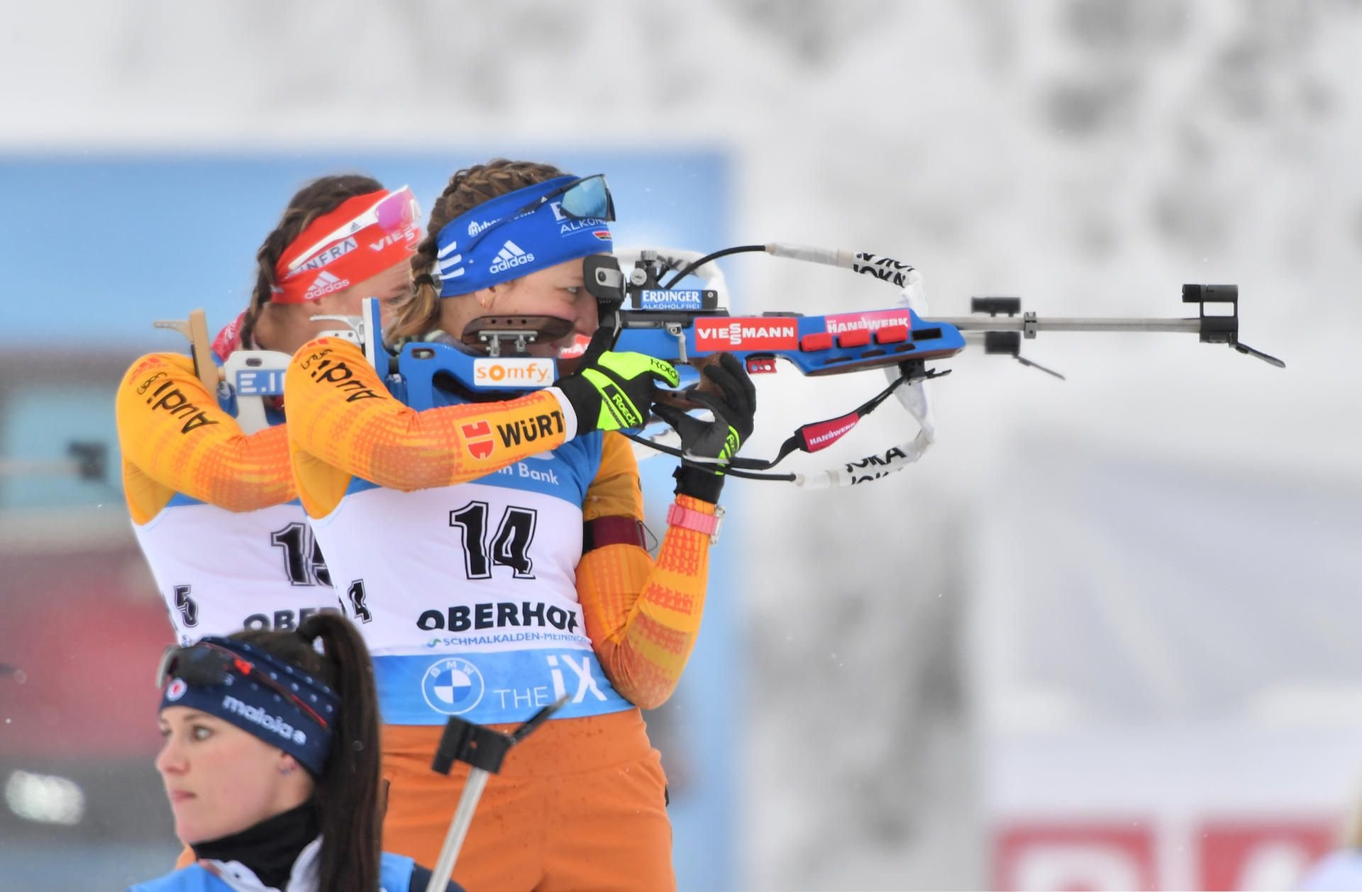 Franziska Preuss (vorne) und Denise Herrmann gemeinsam am Schießstand beim Verfolgungrennen in Oberhof.