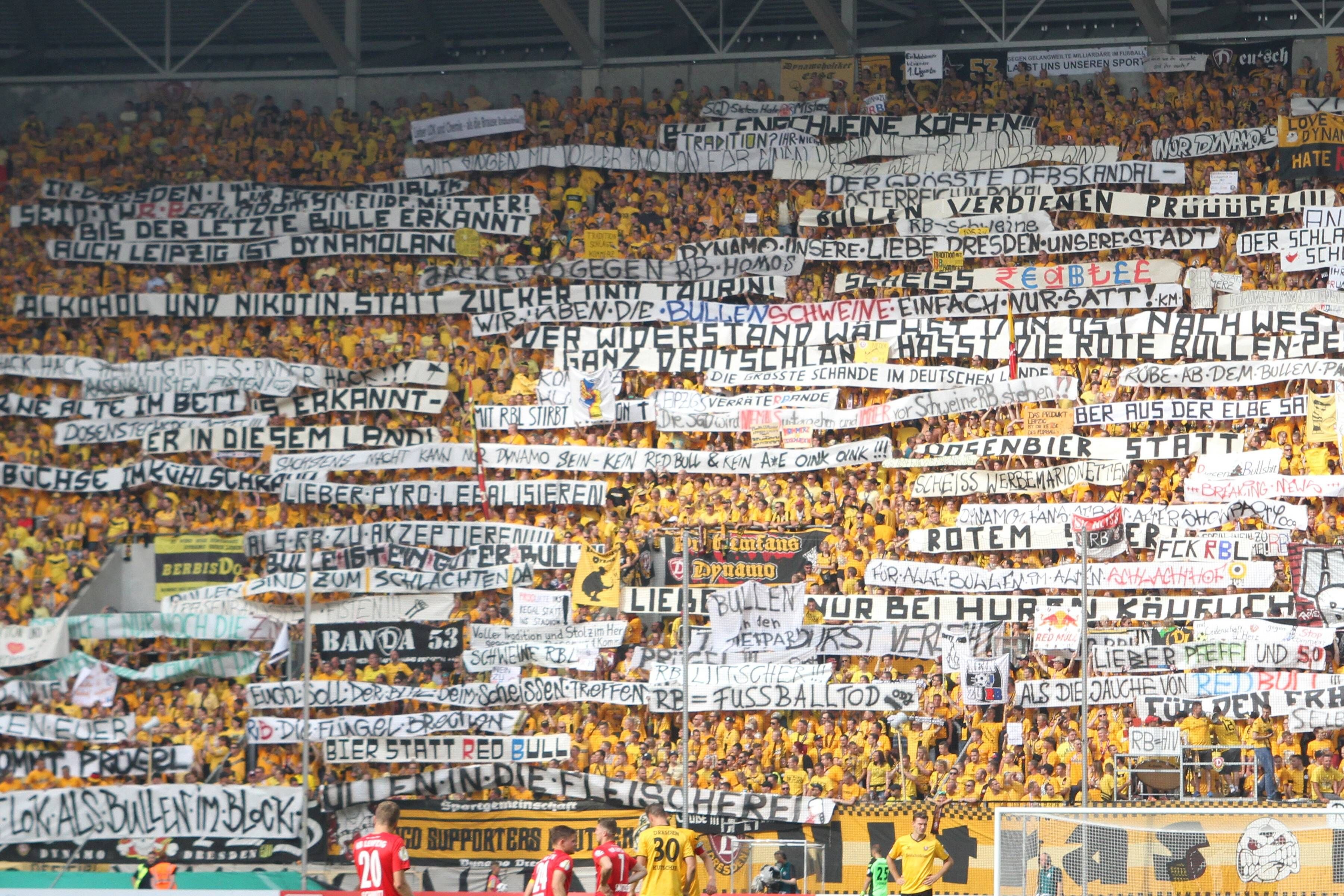 Zahlreiche Diskriminierungsformen, etwa gegen Frauen und Homosexuelle, finden sich auf diesem Bild des Dresdner Fanblocks, aufgenommen beim DFB-Pokalspiel gegen RB Leipzig.