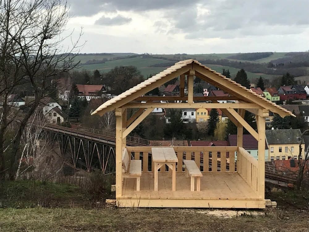 Erst im März war die Schutzhütte aufgestellt worden. Jetzt machten sich Unbekannte an dem neuen Ausflugsziel zu schaffen.