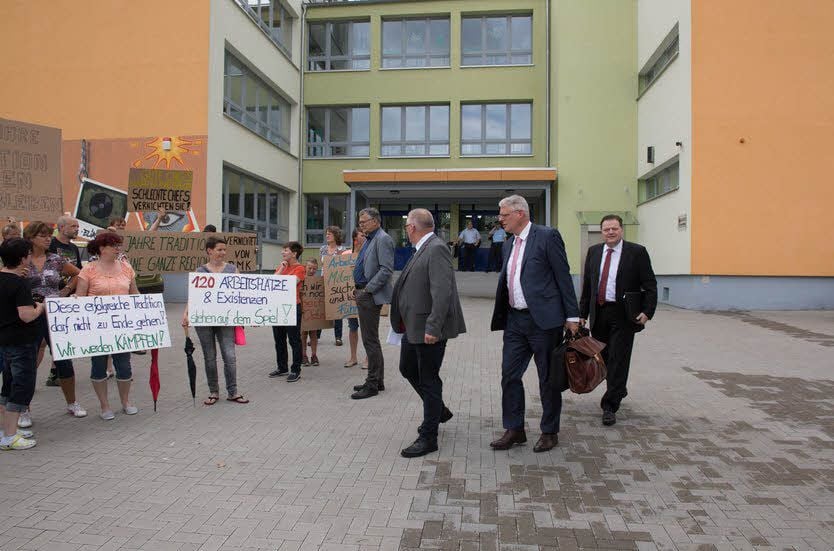 Mitarbeiter der Burgenlandkäserei empfangen auf dem Hof der Schule in Bad Bibra die Vertreter der Unternehmensgruppe Deutsches Milchkontor.