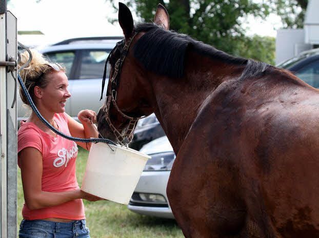Stefanie Knochen aus Schwanebeck versorgte ihr Pferd mit Wasser.