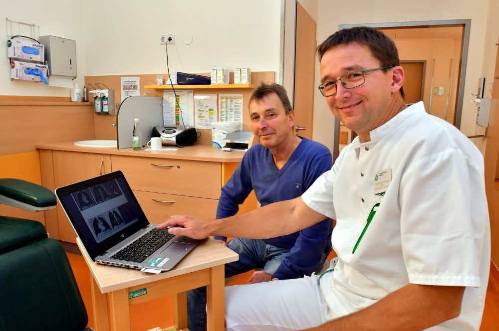 Bernd Nessen (links) fühlt sich bei Chefarzt Thoralf Lange in guten Händen. Mit der Immuntherapie kämpfen sie gegen den Krebs an.