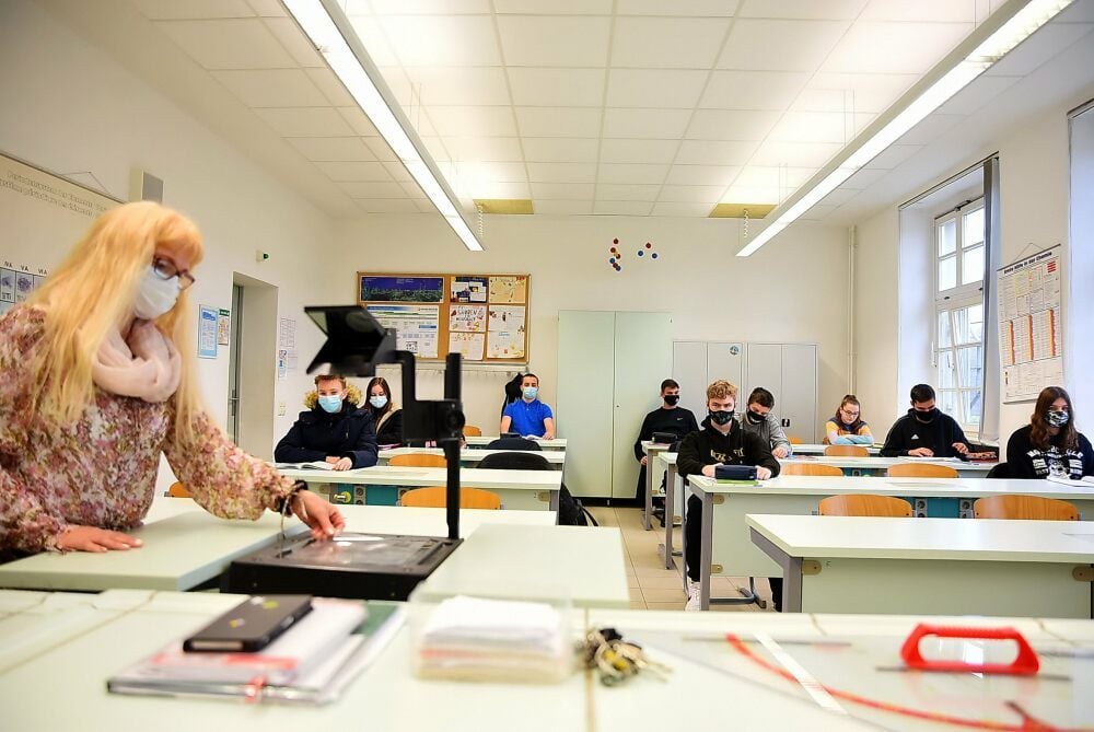 In den Schulgebäuden ist es gespenstisch ruhig, nur die Abschlussjahrgänge sind da - hier die 10 a der Sekundarschule in Aken.