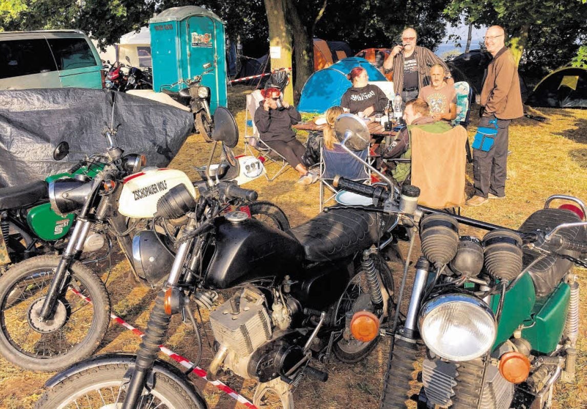 Frühstück auf dem Festivalgelände. MZ-Fans aus Sachsen und Thüringen lassen es sich schmecken.