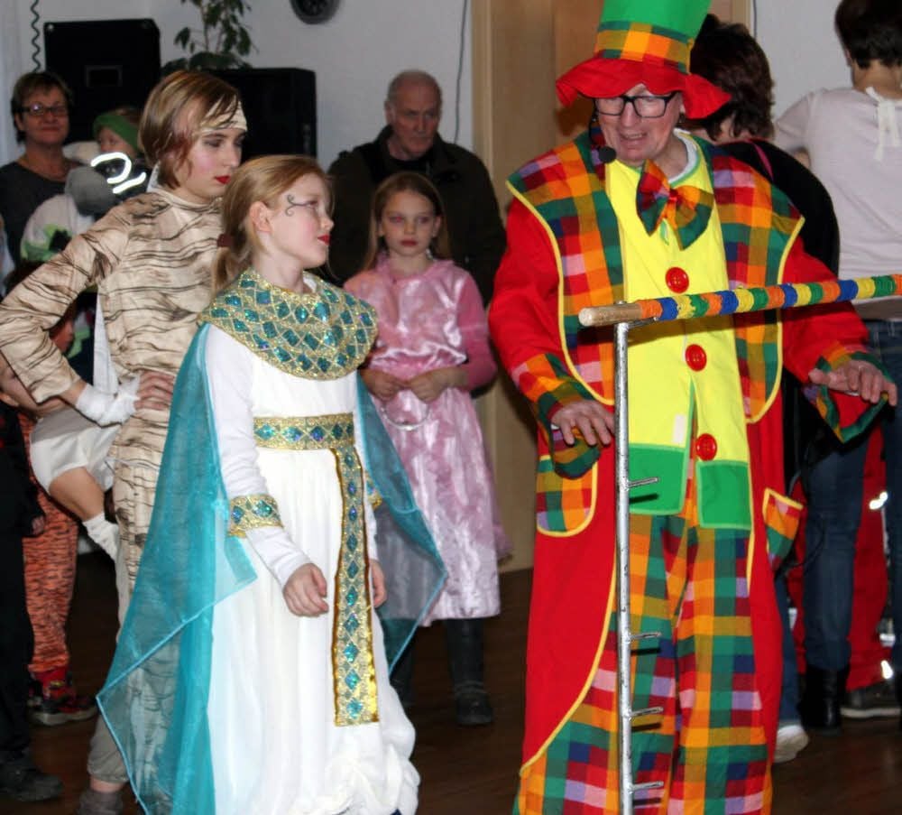 Silvio der Zauber-Clown erläutert in Plossig, wie Limbo-Tanzen geht. Cleopatra und ihre Mumie hören gut zu.