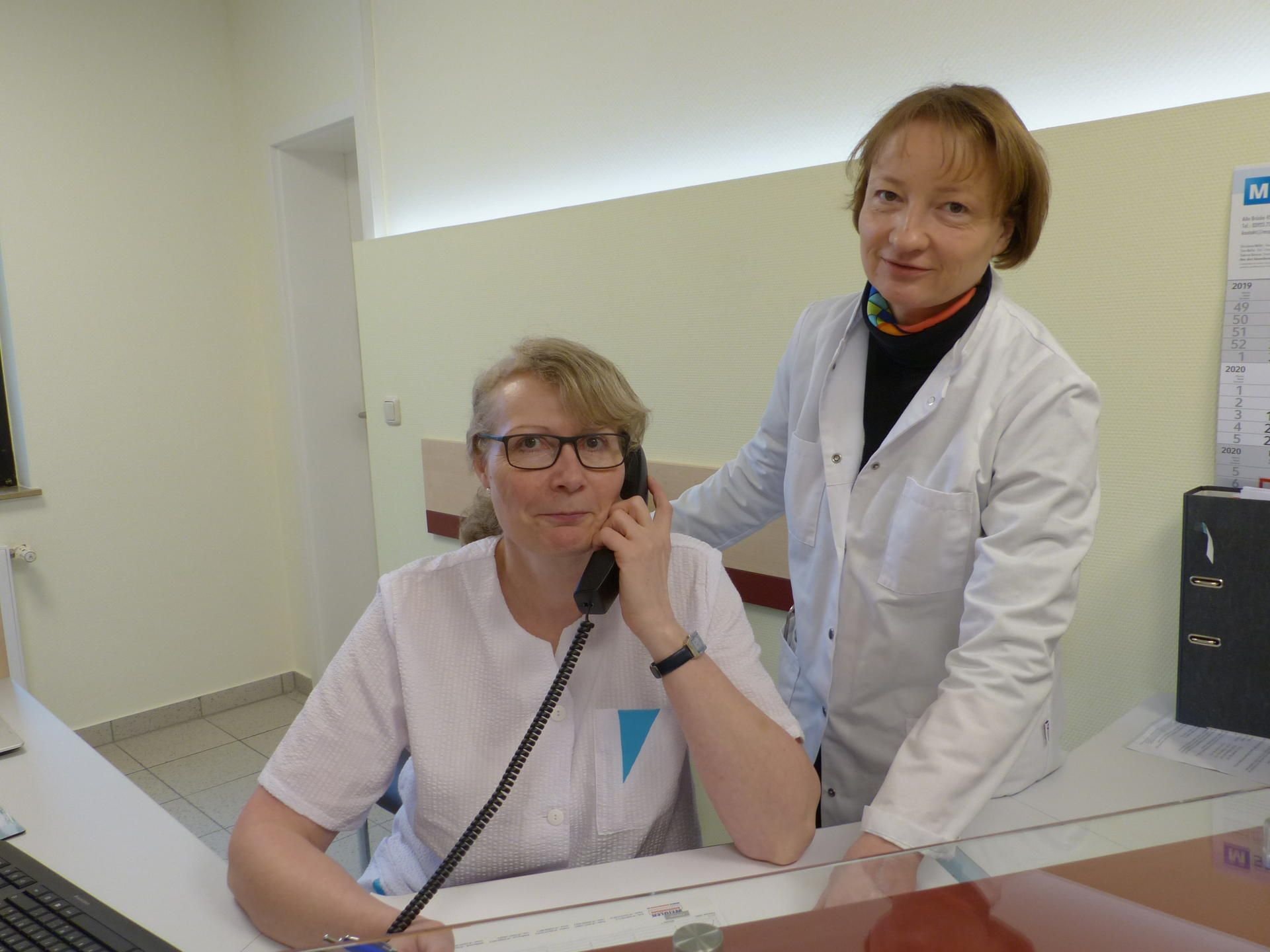 Ilka Engelhardt (r.) und Krankenschwester Carola Horn bilden zurzeit das Team in der neuen Praxis in Wolfen.
