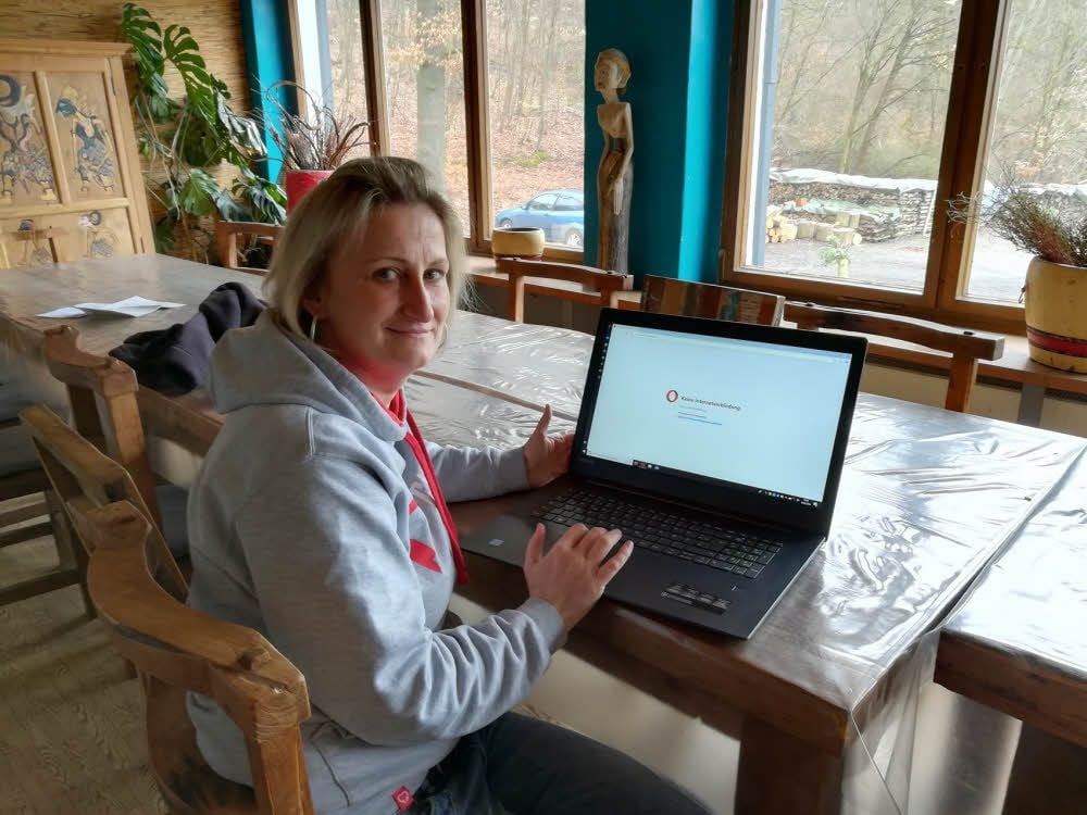 Jeannette Krukow in ihrem Ferienhaus. Die Internetverbindung liegt bei unter 400 Kilobit pro Sekunde.